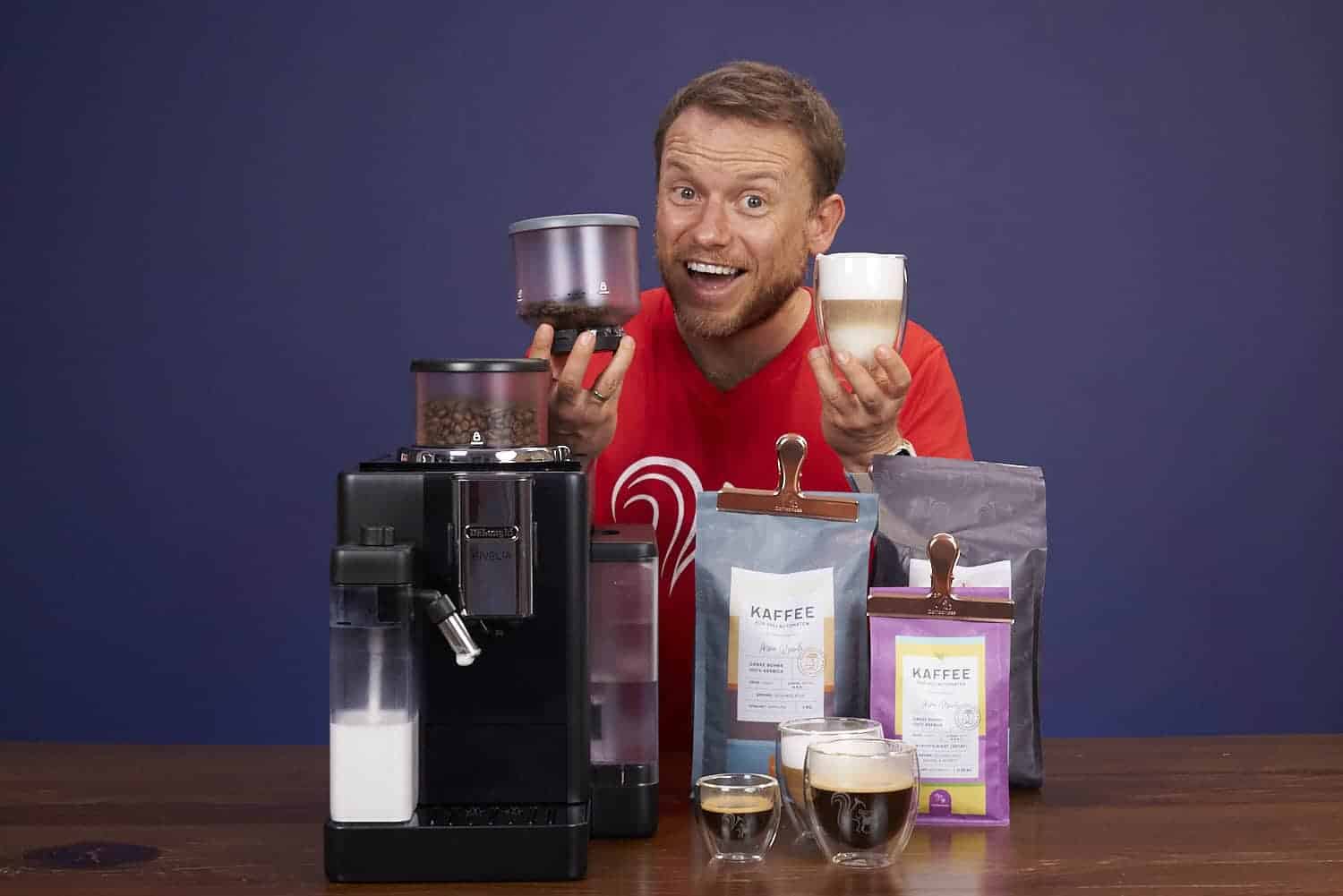 Arne posa sonriente con la cafetera superautomática DeLonghi Rivelia