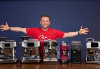 Arne posa con varias cafeteras espresso para su comparativa