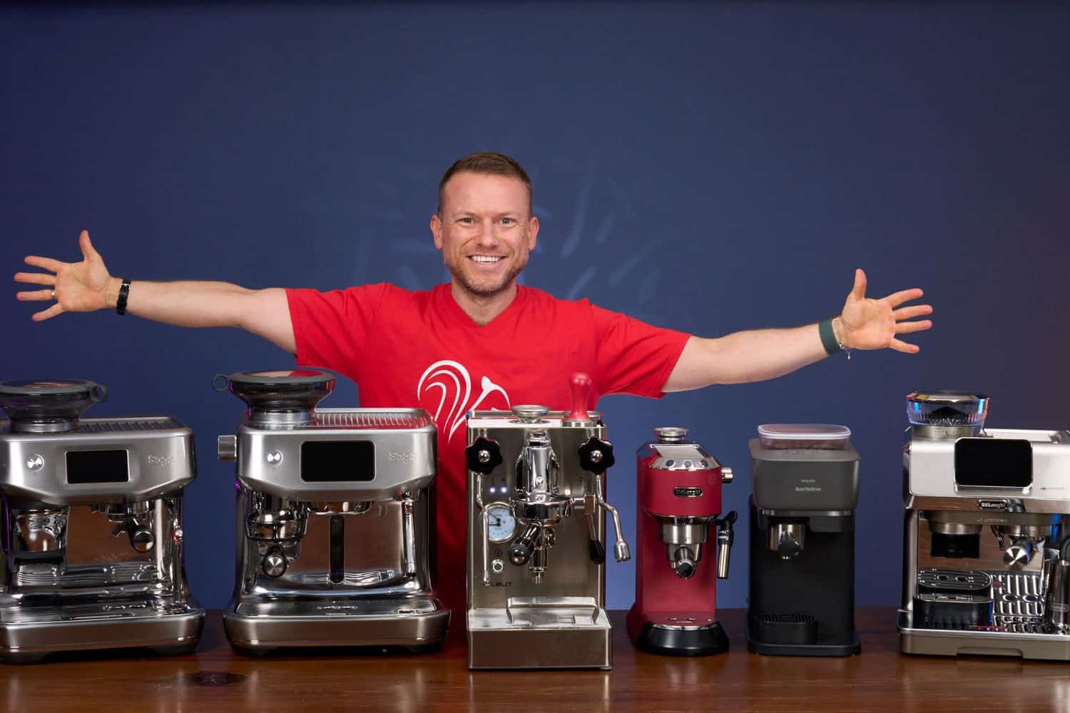 Arne posa con varias cafeteras espresso para su comparativa