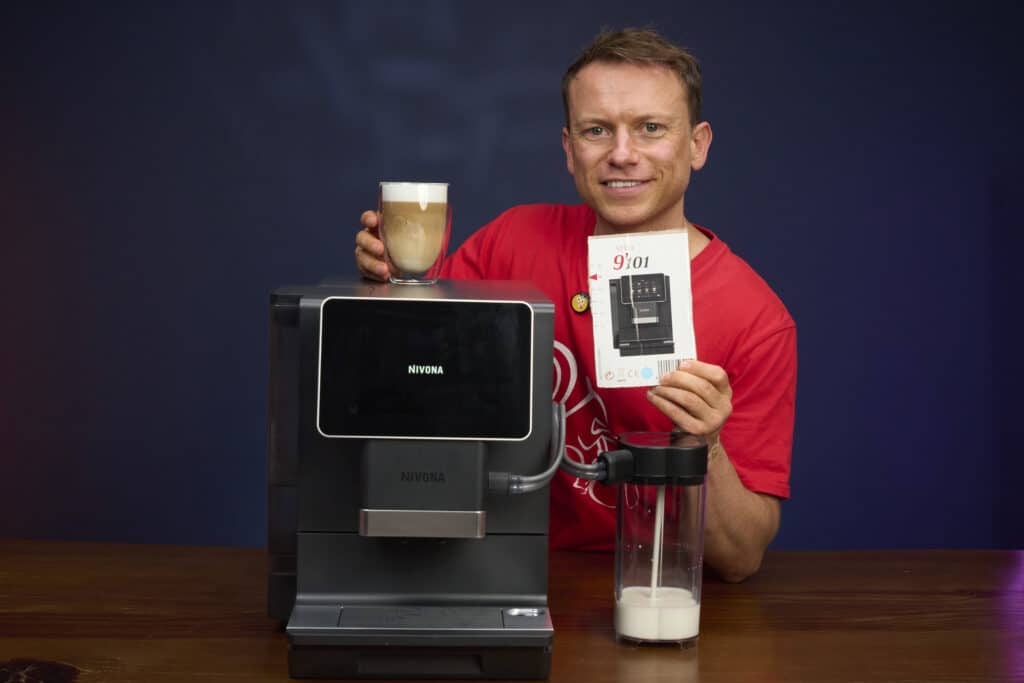 Arne posa con la cafetera superautomática Nivona Nivo 9101