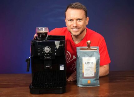 Arne posa sonriente con la cafetera superautomática DeLonghi Magnifica S ECAM 11.112.B