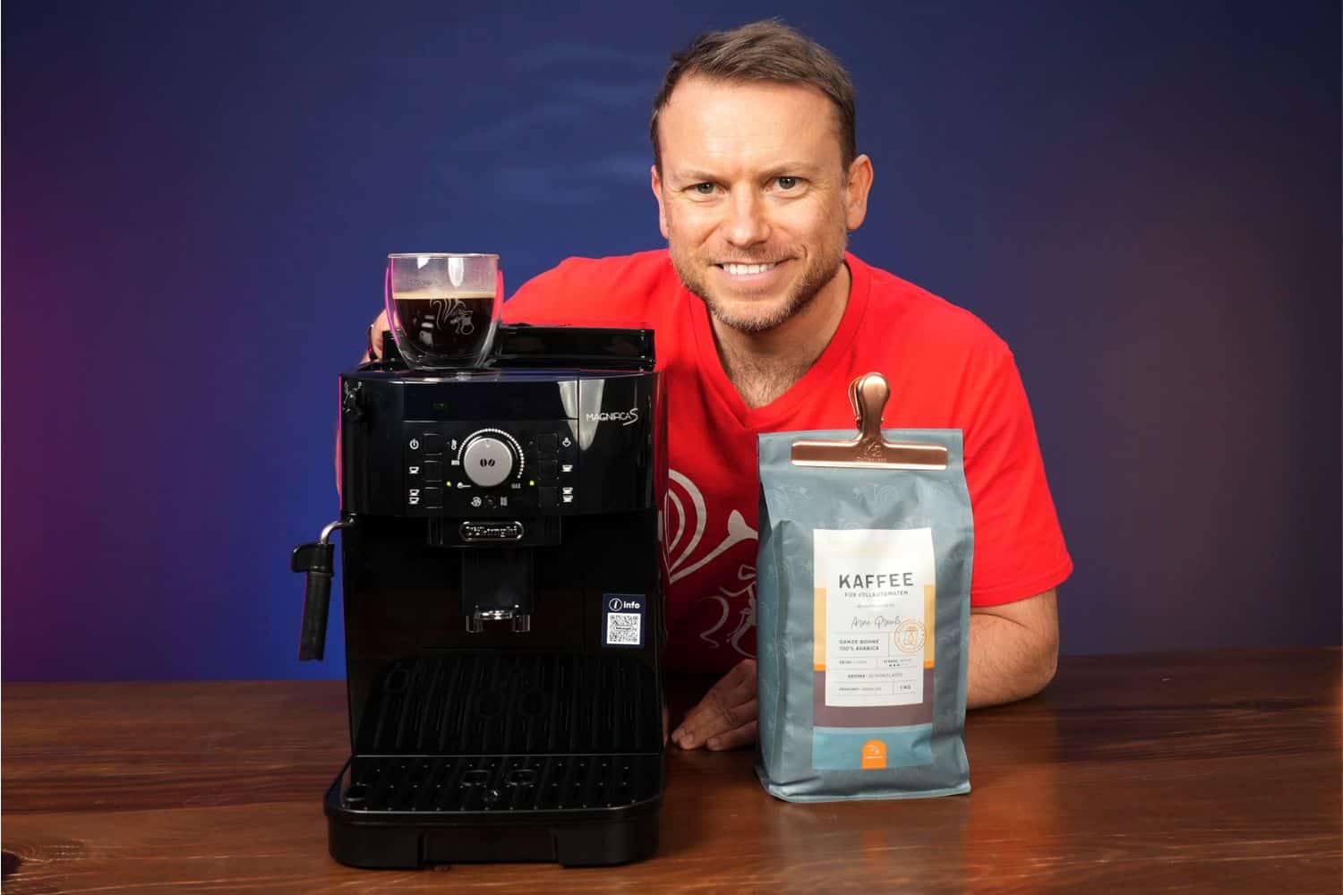 Arne posa sonriente con la cafetera superautomática DeLonghi Magnifica S ECAM 11.112.B