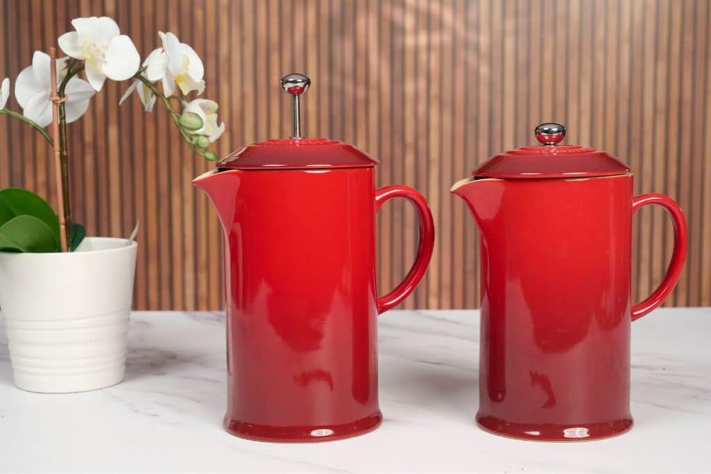 Le Creuset Kaffeebereiter nebeneinander