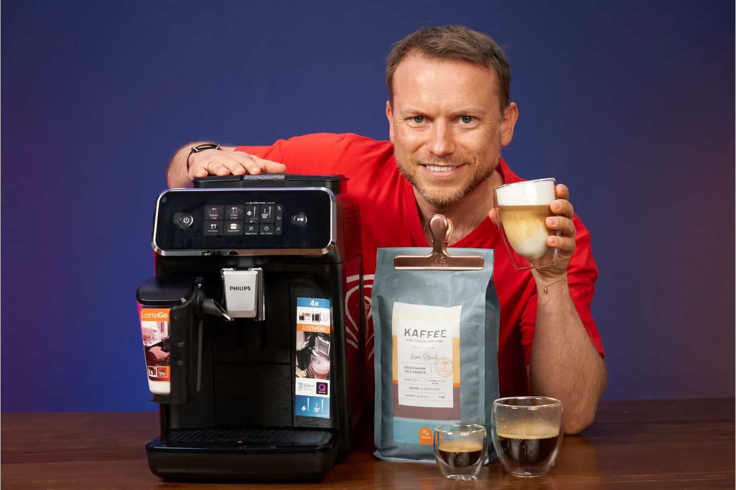 Arne posa sonriente con la cafetera superautomática Philips 2300 LatteGo