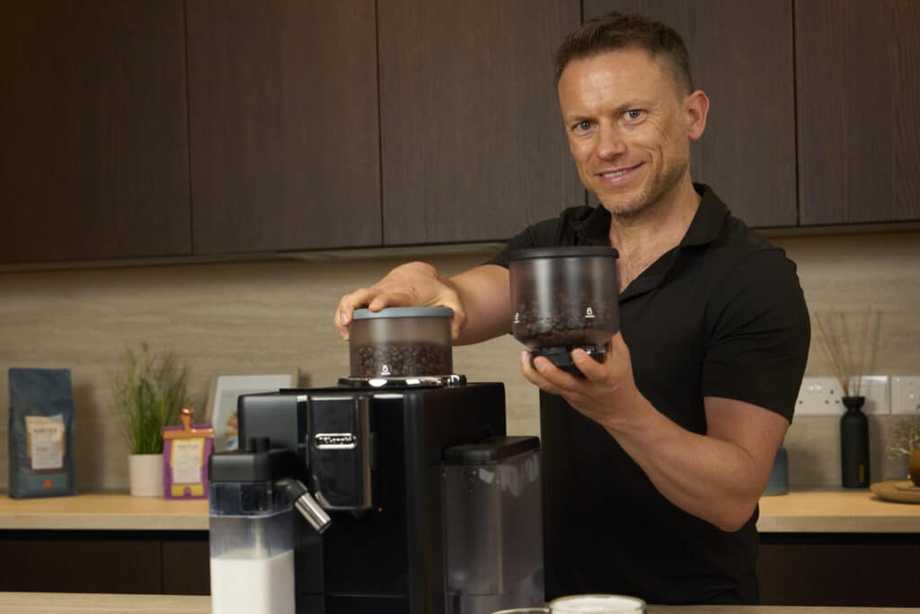 Auswechselbarer Bohnenbehaelter bei der DeLonghi Rivelia