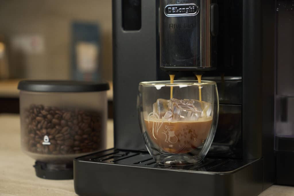 DeLonghi Rivelia kalter Kaffee